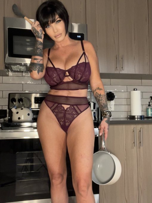 If you can&rsquo;t stand the HEAT, get outta the F*kn kitchen!! 🔥🔥🔥 https://t.co/zrxLfzYg27 https://t.co/WY3g6Vswgj<a href="/tag/selfie"class="tags"><span>#selfie</span></a><a href="/tag/workingonmybestangles"class="tags"><span>#workingonmybestangles</span></a><a href="/tag/customday"class="tags"><span>#customday</span></a>