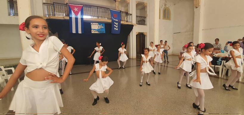 YoneideV's tweet photo. Continúan las actividades recreativas y culturales en barrios y comunidades del municipio Ciego de Ávila dándole salida al proyecto comunitario de Recreación y Tiempo Libre, acompañado de la Brigada José Martí.
#CVACapitaLate
#LatirAvileño
#MejoresPosible. https://t.co/k7vAq4aU4j