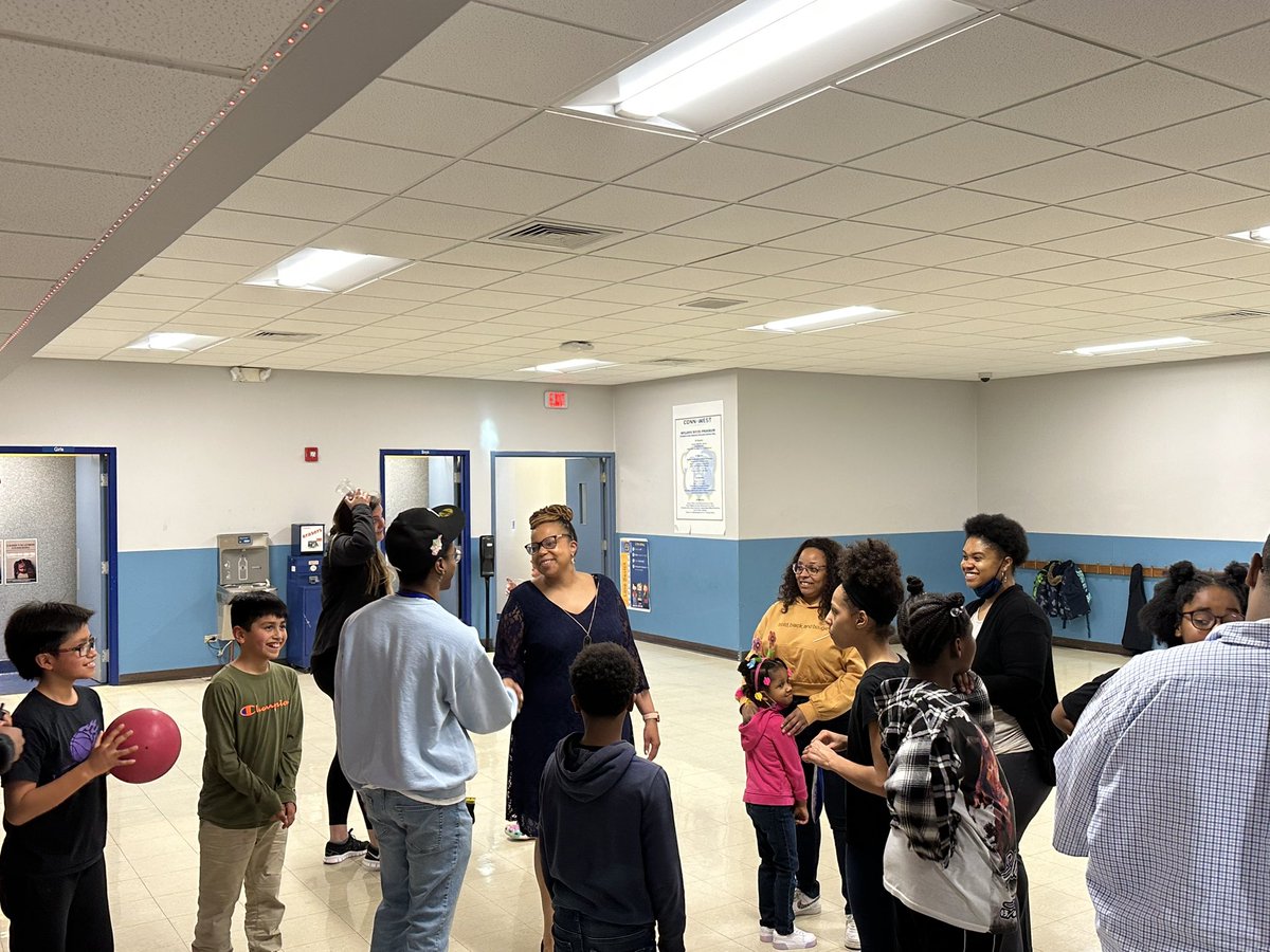 krodrequez's tweet image. Thoroughly enjoyed being a part of welcoming new @CWES_Bulldogs principal @Bwillteach to her new school along with the @GrandviewCSD4 administration, staff and @CityofGrandview community!  #PSW23 #HereForTheKids #FutureStrong