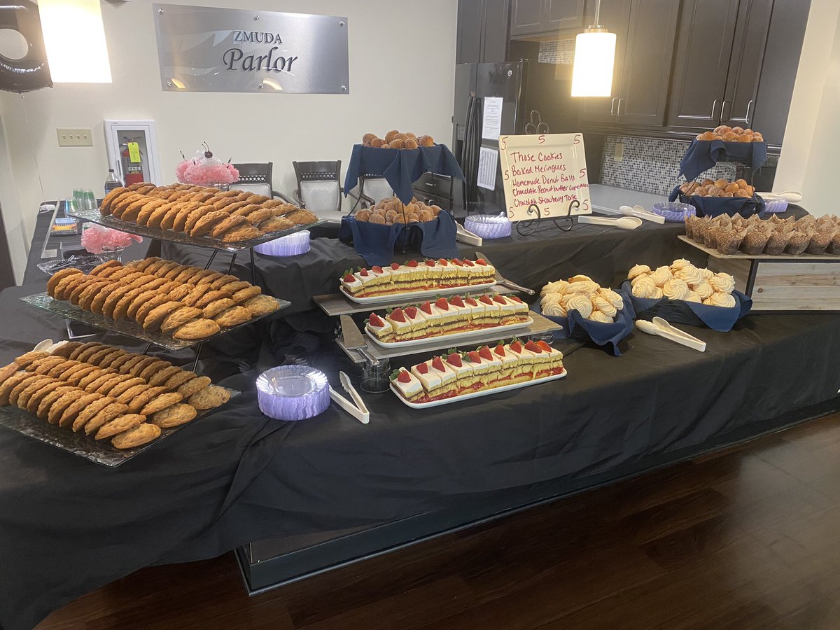 ChefChrisRajner's tweet image. We had a spectacular “Bar Crawl” themed #FamilyNight @LakesOfSylvania We had six stations spread through the campus each with its own themed appetizers and specialty cocktail! @TrilogyLiving #TheTrilogyDifference #CSS #HighFives