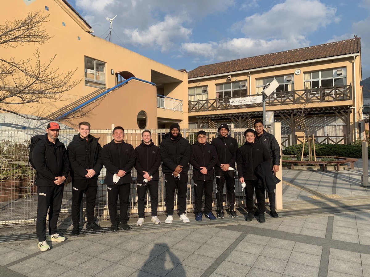 kobe_steelers's tweet photo. 本日の #見守り隊&amp; #掃除隊 🦸‍♂️🧹
今日も勢揃いで子供達を見守りました🏫
➡︎#神戸市立なぎさ小学校
➡︎#神戸市立灘の浜小学校 https://t.co/hXHNBWHfWu