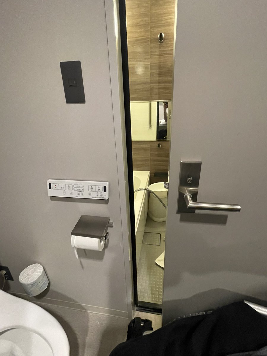 MeA811986's tweet photo. 逆に先日泊まったホテル
とてもシビアな作りでした…笑
トイレの扉の奥に風呂場

まぁ、ちゃんとリサーチしないで泊まった私が悪い��です。笑

#バリアフリー
#ホテル https://t.co/2P84ZOEWB7
