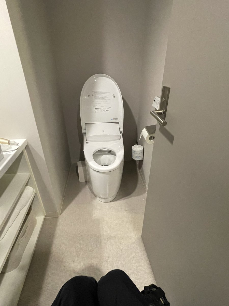 MeA811986's tweet photo. 逆に先日泊まったホテル
とてもシビアな作りでした…笑
トイレの扉の奥に風呂場

まぁ、ちゃんとリサーチしないで泊まった私が悪い��です。笑

#バリアフリー
#ホテル https://t.co/2P84ZOEWB7