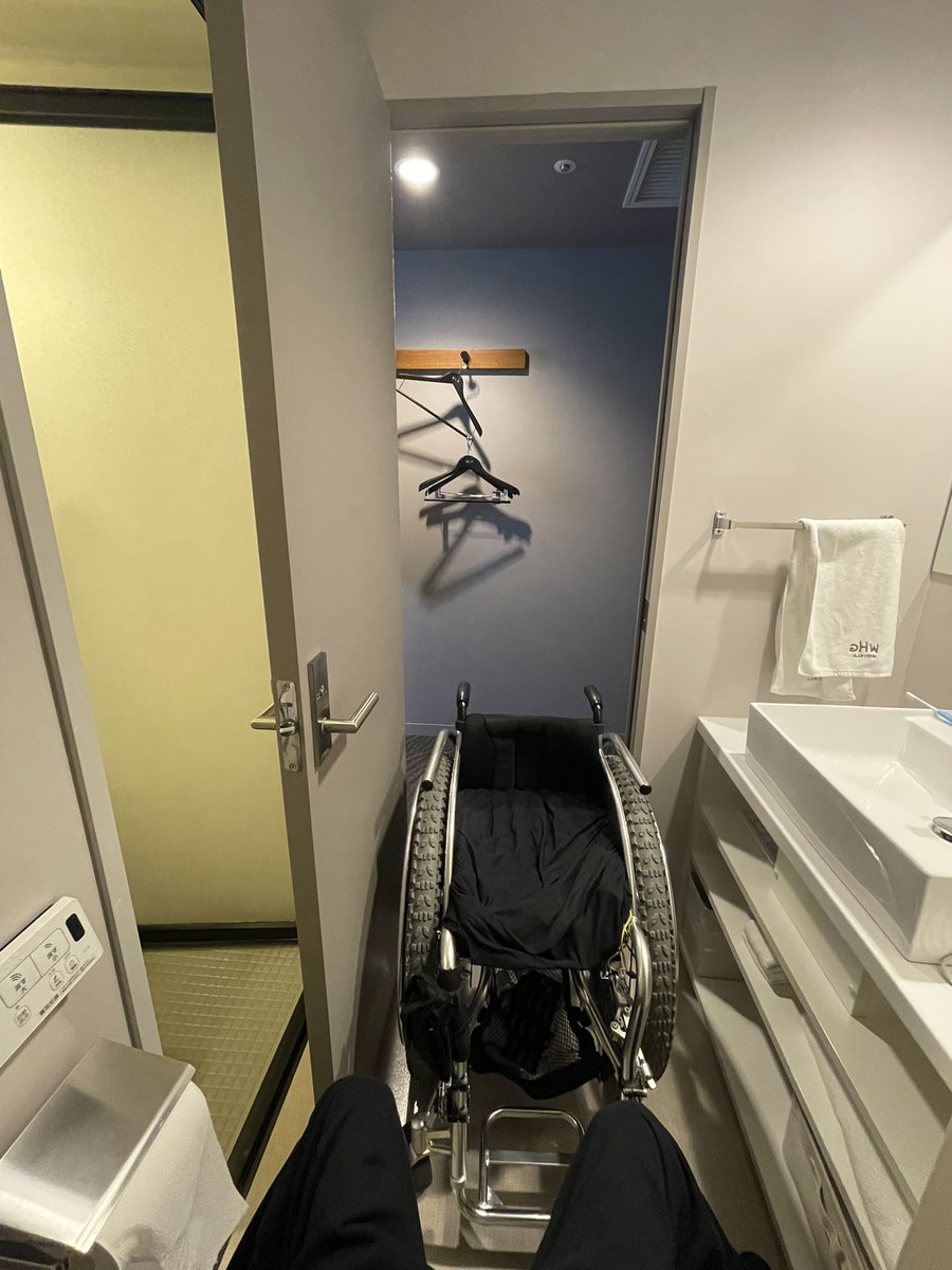 MeA811986's tweet photo. 逆に先日泊まったホテル
とてもシビアな作りでした…笑
トイレの扉の奥に風呂場

まぁ、ちゃんとリサーチしないで泊まった私が悪い��です。笑

#バリアフリー
#ホテル https://t.co/2P84ZOEWB7