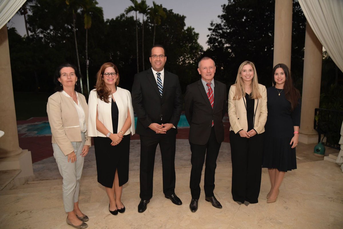 HenriCapitantRD's tweet photo. Esta tarde celebramos un cóctel auspiciado por el grupo dominicano de la Asociación Henri Capitant en la residencia del Embajador de Francia. 1/4 https://t.co/HrFTzuk1Si