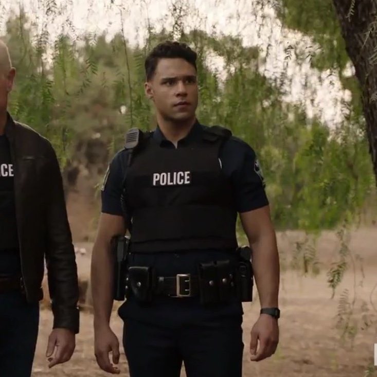 alittlequieterr's tweet photo. it’s a good day to love Officer Reyes.  #911Lonestar https://t.co/1fV5OffCas