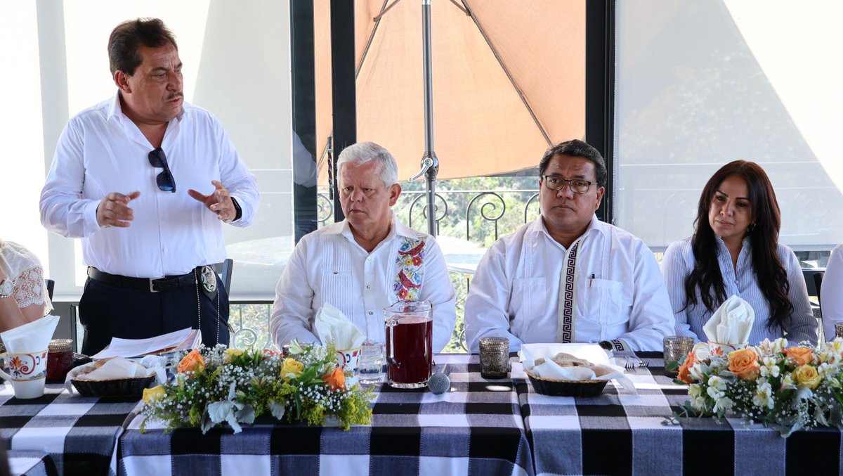 CarlosPeredoG's tweet photo. Gracias Secretario de Gobernación Julio Huerta por la atención de escuchar a nuestra ciudadanía y por darse tiempo de platicar y intercambiar ideas con los empresarios y mandos policíacos de las diferentes corporaciones, con estas acciones redoblamos esfuerzos para el bienestar https://t.co/JFKh9vDunU