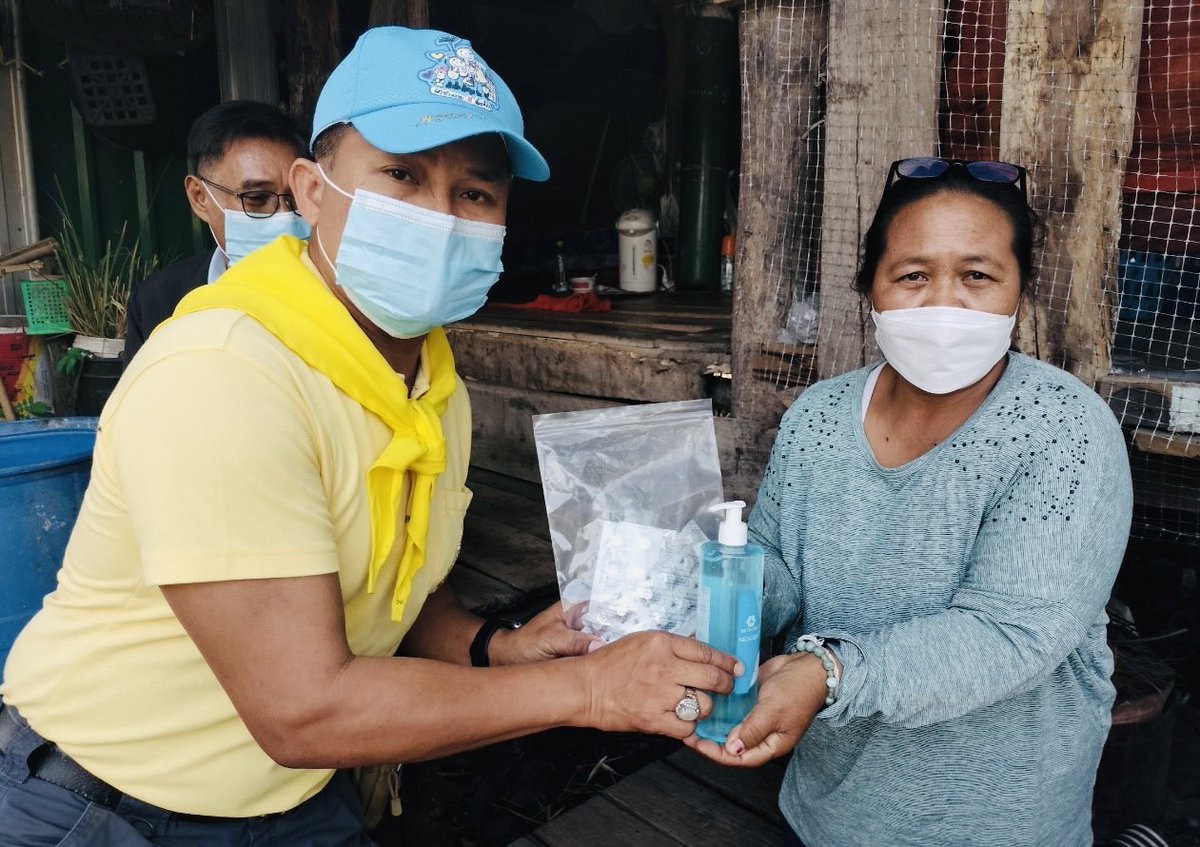 swcom2020's tweet image. รพศ.2 พัน.1 นำจิตอาสา เข้าประชาสัมพันธ์สร้างการรับรู้สถานการณ์ภาวะฝุ่นละออง PM 2.5 และ แจกแผ่นพับความรู้อันตรายของ PM 2.5 อีกทั้ง ได้มอบสิ่งของอุปโภคบริโภค และยาสามัญประจำบ้านให้กับผู้ป่วยติดเตียง เพื่อบรรเทาทุกข์ลดค่าใช้จ่ายในครัวเรือน ณ ต.ยางราก อ.โคกเจริญ จ.ลพบุรี 

#Smart_SOF