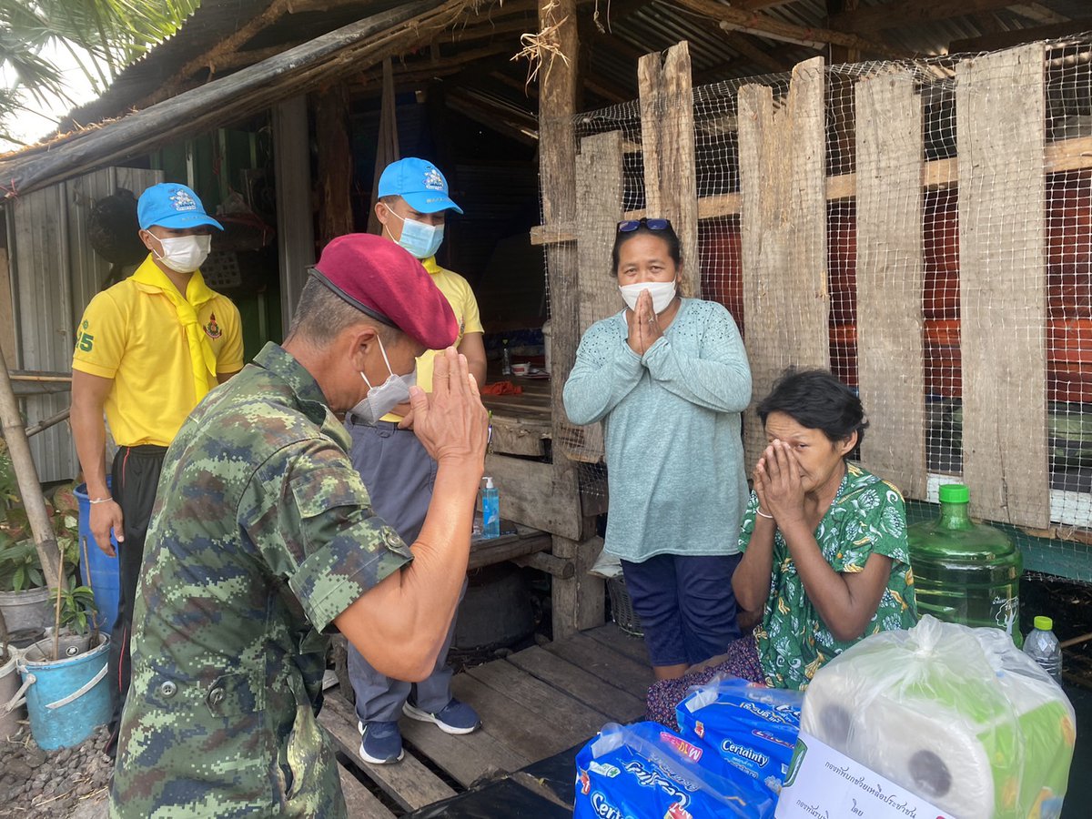 swcom2020's tweet image. รพศ.2 พัน.1 นำจิตอาสา เข้าประชาสัมพันธ์สร้างการรับรู้สถานการณ์ภาวะฝุ่นละออง PM 2.5 และ แจกแผ่นพับความรู้อันตรายของ PM 2.5 อีกทั้ง ได้มอบสิ่งของอุปโภคบริโภค และยาสามัญประจำบ้านให้กับผู้ป่วยติดเตียง เพื่อบรรเทาทุกข์ลดค่าใช้จ่ายในครัวเรือน ณ ต.ยางราก อ.โคกเจริญ จ.ลพบุรี 

#Smart_SOF