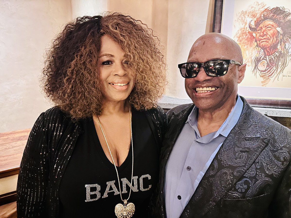 The couple that plays music together, stays together ! 🎶❤️