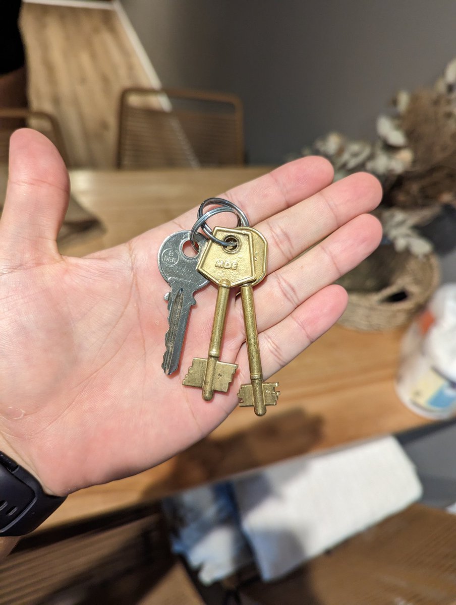 Gente de ROSARIO, ayer encontré estas llaves tiradas en calle San Luis, apenas cruzando Alvear, a eso de las 20:15. Por favor RT a ver si aparece el dueño