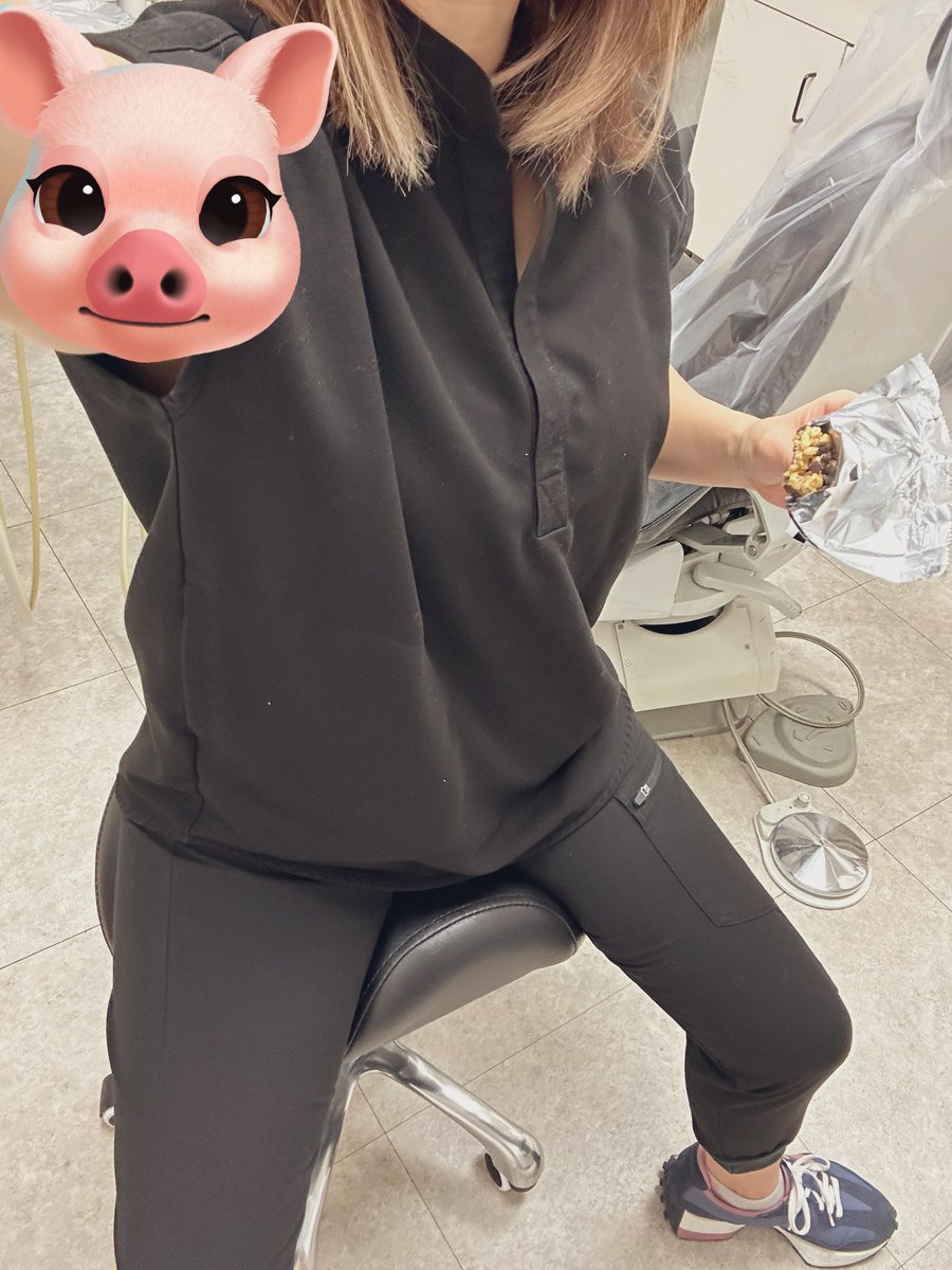 novmbr_nam's tweet image. 姿勢良くなるって新しく買ったサドルイスが届いたのでパチリ。朝一の患者がキャンセルだったのでスケーラー研ぎながらおはこーひー笑 

しかしすごい雨。
ガレージ凍えそう。今日もステッパーとストレッチかなぁ…

#RDH  #saddlechair  #goldenscaler  #wearfigs  #scrubs  #RainyDay