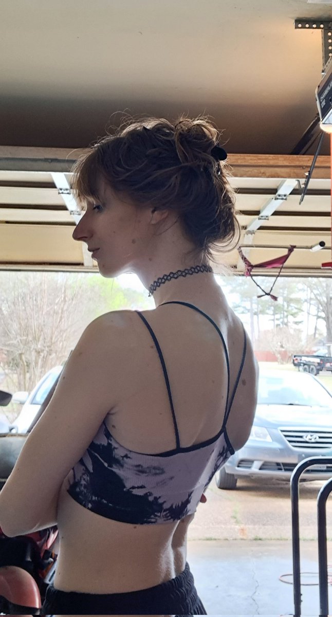 fairyruuti's tweet photo. I dont go to the gym because im scared to go to women's changing room but atleast this garage has nice lighting https://t.co/EVRoYUYv6n