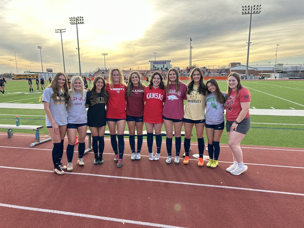 Final 4-0 Wakeland over RL Turner on Senior Night!! Goals from <a href="/GregsonKaty/">Katy Gregson</a> <a href="/AudreyGilbert08/">Audrey Gilbert</a> <a href="/lauren_vacek/">lauren vacek</a> <a href="/TreinenAndie/">andie treinen</a> 
⚽️⚽️⚽️⚽️🙌