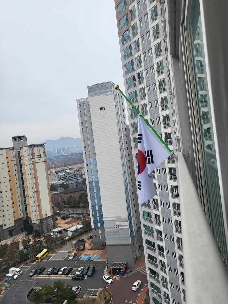 3.1절, 조기를 달았다.

일제에 항거했던 조상님들 보기 참담할 정도로 국격이 내려앉았다!