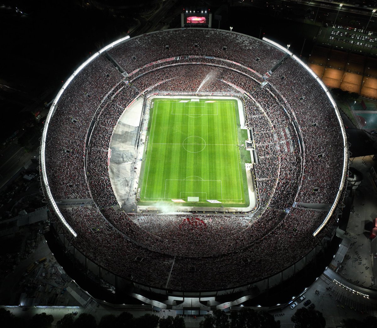 chomickirio's tweet photo. Flamengo no llenó su estadio de -80 mil personas en la vuelta de una FINAL INTERNACIONAL. No somos concientes del abismo que hay entre la convocatoria de River y el resto de Sudamérica. https://t.co/aQ8y4PYrz8