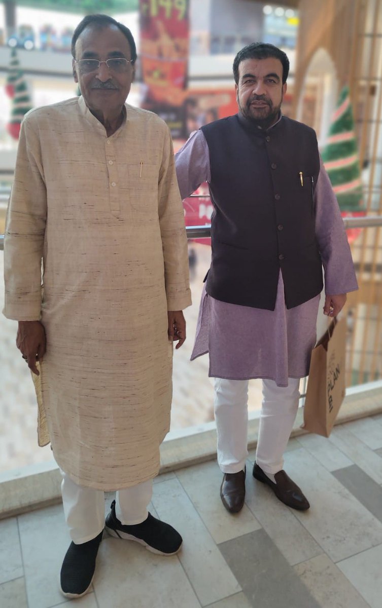 DrZubed's tweet image. श्री रजत शर्मा महाप्रबंधक भारतीय खाद्य निगम के साथ  लखनऊ मुख्यालय मैं बैठक हुई जिसमें सार्वजनिक राशन वितरण और गोदामों के निर्माण एवं निरीक्षण के बारे में चर्चा की, साथ में साथी सहयोगी @shrikrishnagaut श्री श्रीकृष्ण गौतम। @FCI_India #FoodCorporationofIndia #publicdistribution