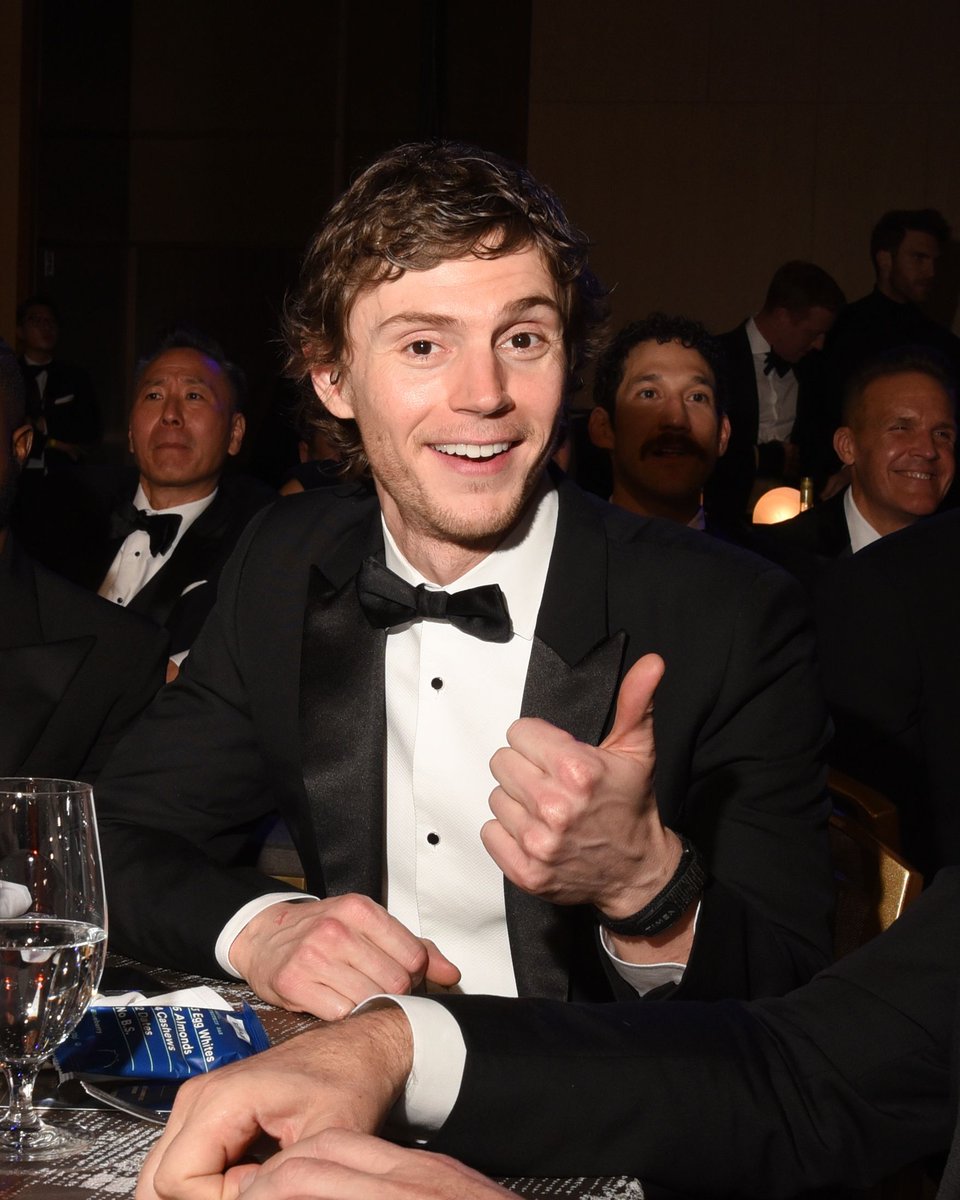 + 7UHQs - Evan Peters durante o After Party do SAG Awards promovido pela People, 26/02. 📸 bit.ly/3kyyb5l
