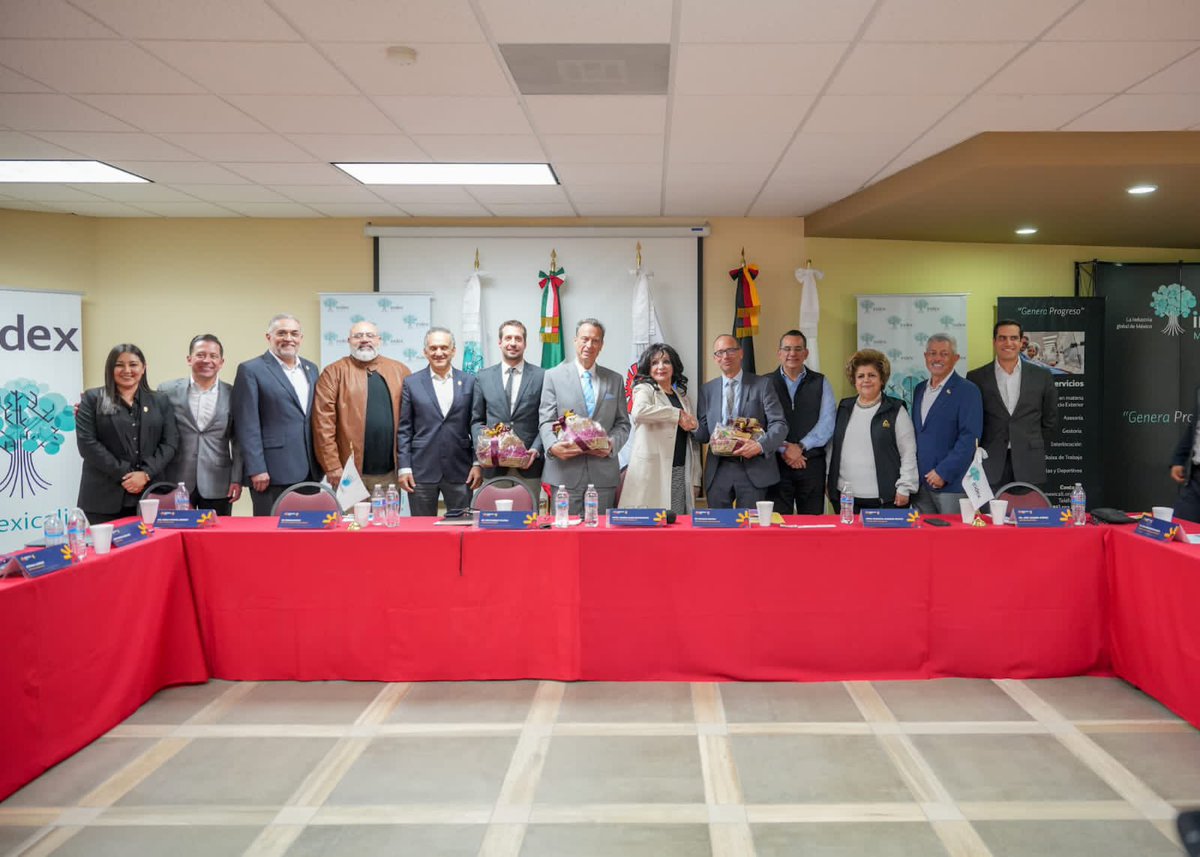 GobiernoMxl's tweet image. Nuestra alcaldesa @NormaMXL, el subsecretario de Gestión de Inversión de la @SecEconomiabc , Rodolfo Andrade Pelayo y empresarios locales, se reunieron con una delegación de la #EmbajadaDeAlemania en #México, encabezada por el Cónsul Fritz Eisele Thurau, (1/2)