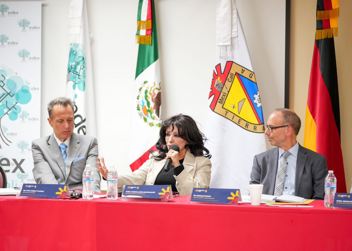 GobiernoMxl's tweet image. Nuestra alcaldesa @NormaMXL, el subsecretario de Gestión de Inversión de la @SecEconomiabc , Rodolfo Andrade Pelayo y empresarios locales, se reunieron con una delegación de la #EmbajadaDeAlemania en #México, encabezada por el Cónsul Fritz Eisele Thurau, (1/2)