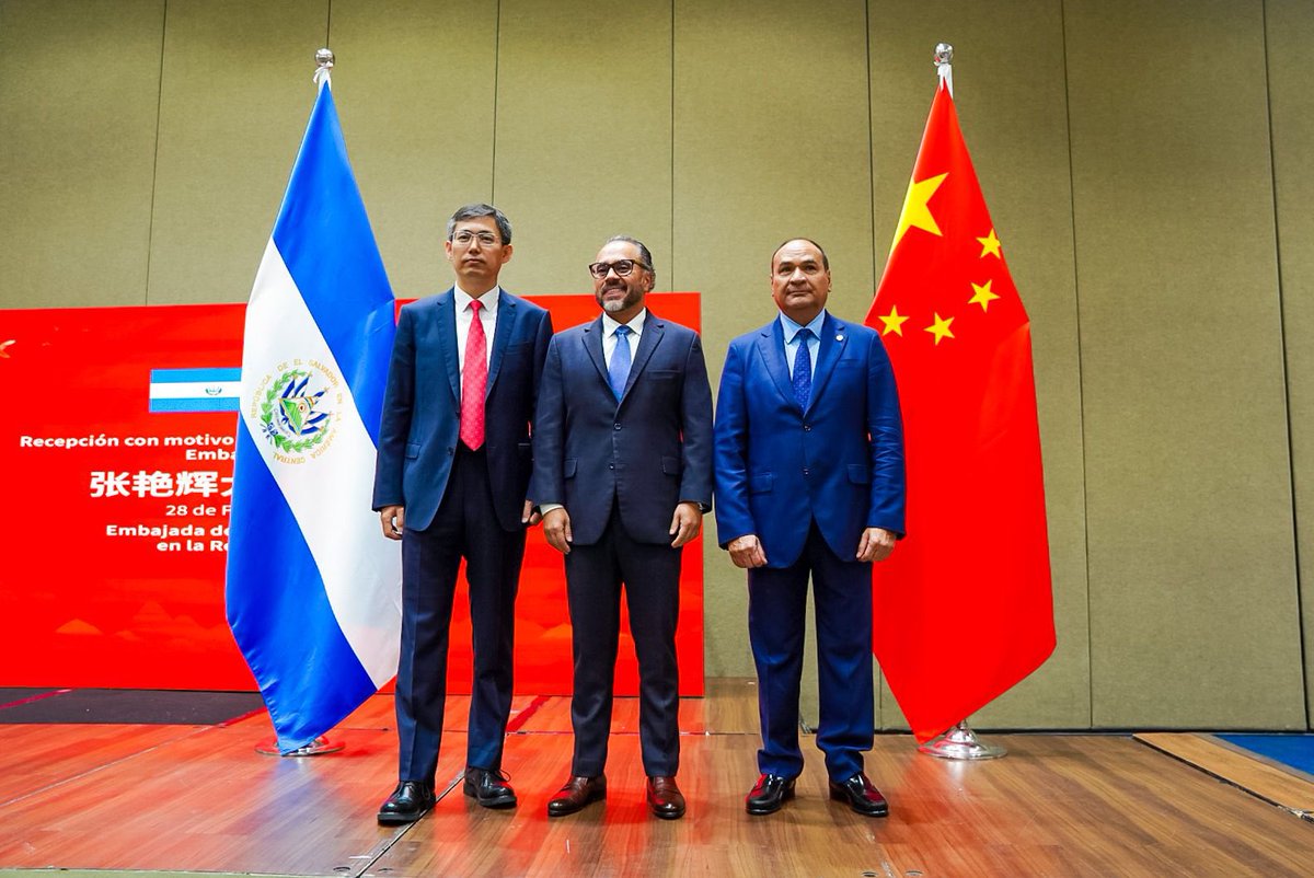 ECastroES's tweet photo. Esta noche tuve el agrado de asistir a la recepción de bienvenida del embajador de la República Popular China, Zhang Yanhui.

Deseo que su misión en nuestro país sea fructífera y que sigamos fortaleciendo las relaciones entre nuestros pueblos.

🇨🇳🇸🇻 https://t.co/beD7O3EPDF