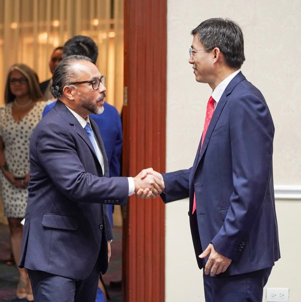 ECastroES's tweet photo. Esta noche tuve el agrado de asistir a la recepción de bienvenida del embajador de la República Popular China, Zhang Yanhui.

Deseo que su misión en nuestro país sea fructífera y que sigamos fortaleciendo las relaciones entre nuestros pueblos.

🇨🇳🇸🇻 https://t.co/beD7O3EPDF