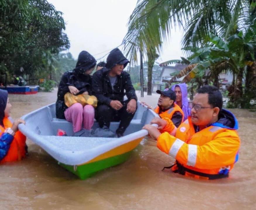 onnhafiz's tweet photo. Johor diuji lagi dengan bencana banjir. Semua agensi telah digerakkan bagi membantu mangsa-mangsa banjir.

Saya telah turun ke Pusat Pemindahan Sementara (PPS) SK Bukit Mutiara, Bandar Dato Onn awal pagi tadi, antara 21 PPS yang telah dibuka di 4 daerah yang paling teruk

1/5 https://t.co/HBTvT3vOqG