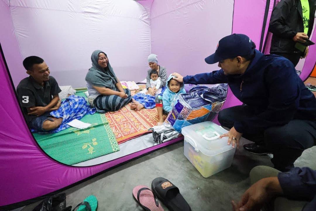 onnhafiz's tweet photo. Johor diuji lagi dengan bencana banjir. Semua agensi telah digerakkan bagi membantu mangsa-mangsa banjir.

Saya telah turun ke Pusat Pemindahan Sementara (PPS) SK Bukit Mutiara, Bandar Dato Onn awal pagi tadi, antara 21 PPS yang telah dibuka di 4 daerah yang paling teruk

1/5 https://t.co/HBTvT3vOqG
