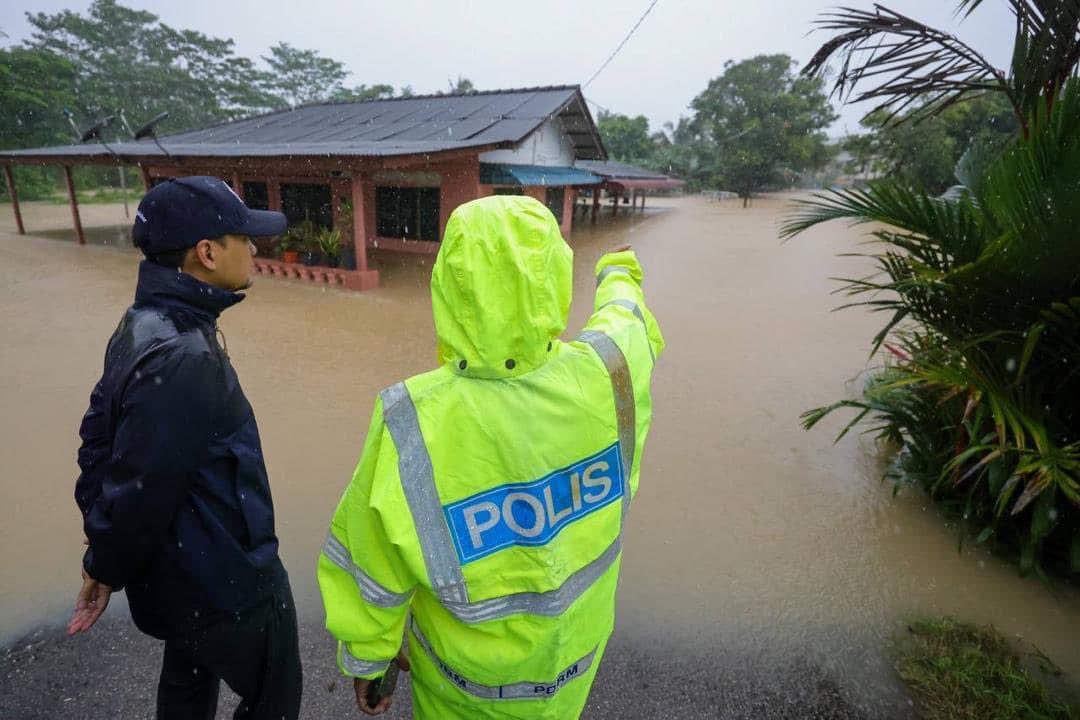 onnhafiz's tweet photo. Johor diuji lagi dengan bencana banjir. Semua agensi telah digerakkan bagi membantu mangsa-mangsa banjir.

Saya telah turun ke Pusat Pemindahan Sementara (PPS) SK Bukit Mutiara, Bandar Dato Onn awal pagi tadi, antara 21 PPS yang telah dibuka di 4 daerah yang paling teruk

1/5 https://t.co/HBTvT3vOqG