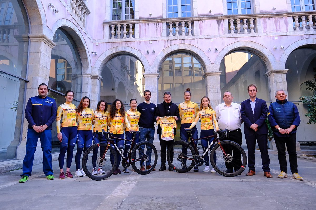 comunicacat's tweet photo. 🚴♀️ Rebuda institucional per part de la @DiputacioGirona al @massitactic, que aquesta temporada competeix per cinquena vegada consecutiva a l'elit del ciclisme internacional.
📷 @comunicacat i @DiputacioGirona
#clientcomunica #ciclisme #esportfemení #massitactic https://t.co/Ou3wSwz1lm