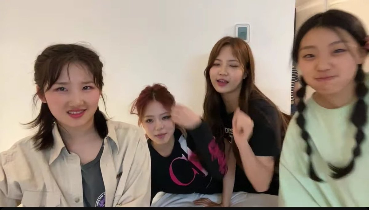 Ip_philll's tweet photo. #chansa live with the surprise appearance of #yue #seowon and #Haeun #lapillus💙💙💙💙💙💙 https://t.co/iG402XUstB
