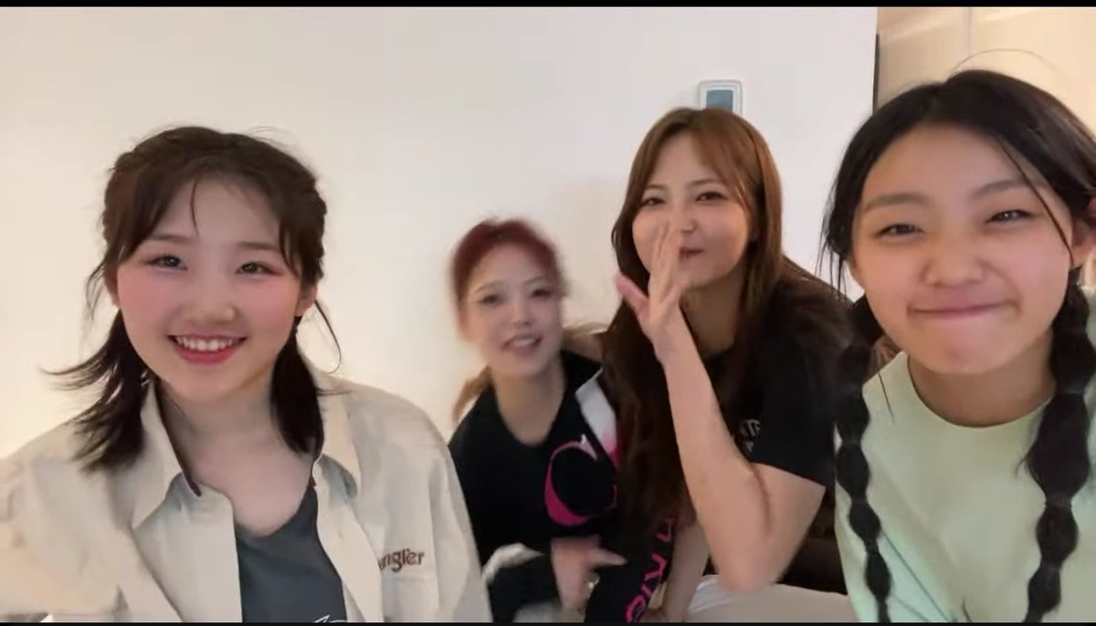 Ip_philll's tweet photo. #chansa live with the surprise appearance of #yue #seowon and #Haeun #lapillus💙💙💙💙💙💙 https://t.co/iG402XUstB