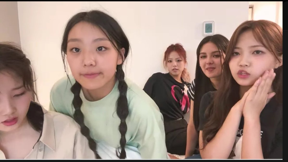 Ip_philll's tweet photo. #chansa live with the surprise appearance of #yue #seowon and #Haeun #lapillus💙💙💙💙💙💙 https://t.co/iG402XUstB