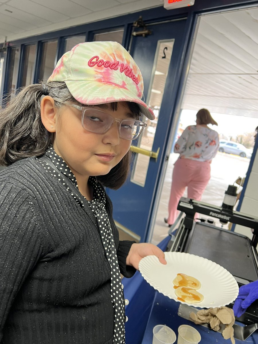 YAcuna_TECH's tweet photo. From Pancake Designs to Laser Focus Designs that’s what you will find @Escontrias_ES  STEAM night! @SRidge_MS student ambassadors showcasing their tech skills to our Escontrias community! #TeamSISD #SteamAllAboard #STEAMRocks https://t.co/QOFS2NXsdu