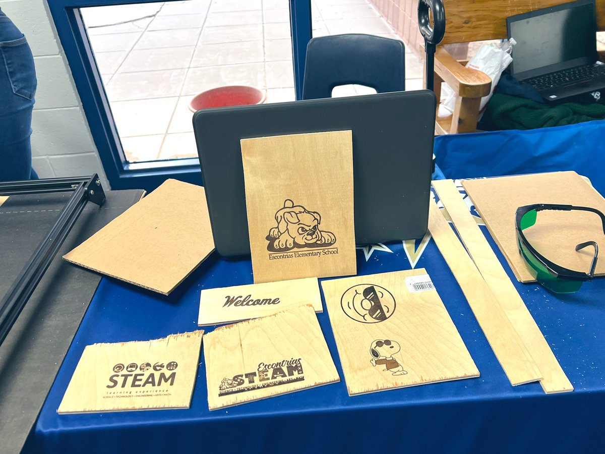 YAcuna_TECH's tweet photo. From Pancake Designs to Laser Focus Designs that’s what you will find @Escontrias_ES  STEAM night! @SRidge_MS student ambassadors showcasing their tech skills to our Escontrias community! #TeamSISD #SteamAllAboard #STEAMRocks https://t.co/QOFS2NXsdu