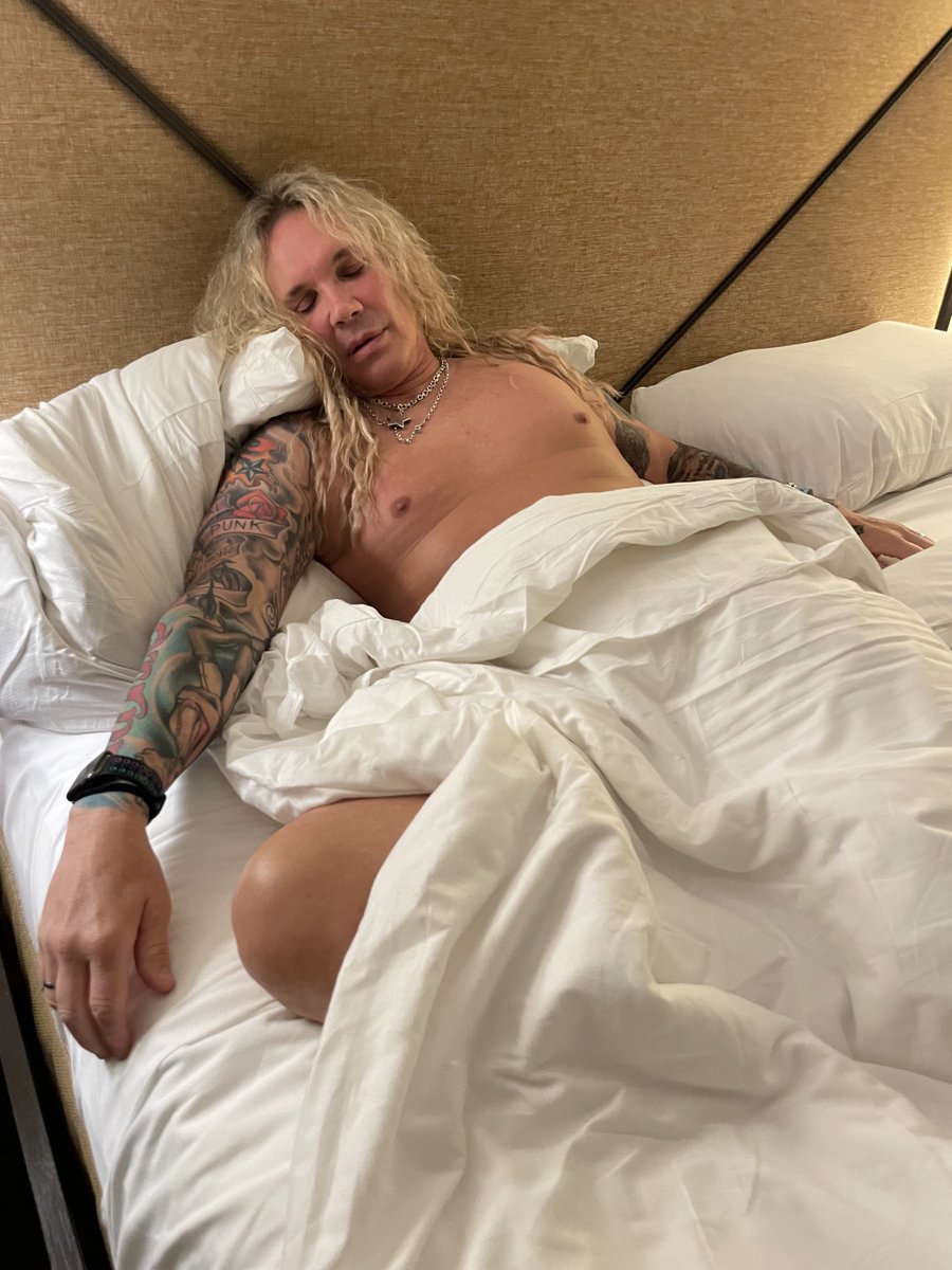 This is how it goes down right before a show. This was sent to me by our tour manager. ⁦<a href="/MichaelStarrr/">ᗰiᑕᕼᗩEᒪ ᔕTᗩᖇᖇ</a>⁩ seems super pumped to rock tonite.
