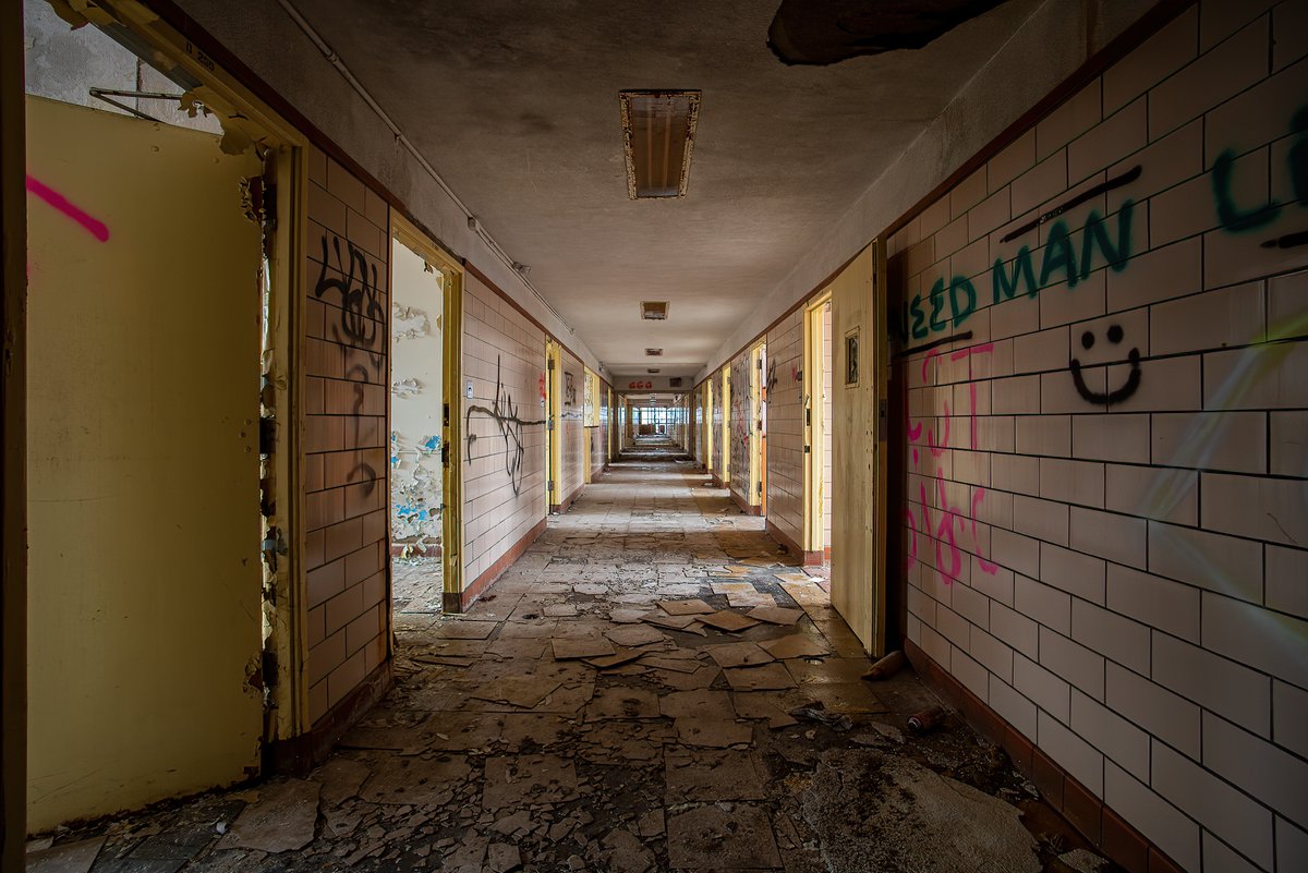 ExploresMr's tweet photo. In for the long haul; the hallway of a massive abandoned psychiatric hospital dormitory in the Rust Belt. https://t.co/i0whVk4eW8