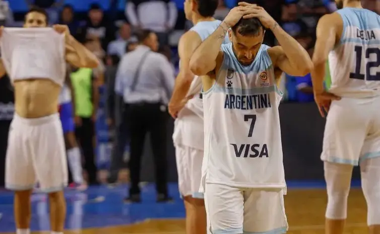basquetplus's tweet photo. El golpe por la eliminación de la próxima Copa del Mundo acelera un análisis que tiene mil cuestiones. Intentaremos ser claros y justos.

Argentina, presente y futuro: mucho más complejo que no ir al Mundial
https://t.co/HAVuxbKTe0 https://t.co/nHc3k6kPZg