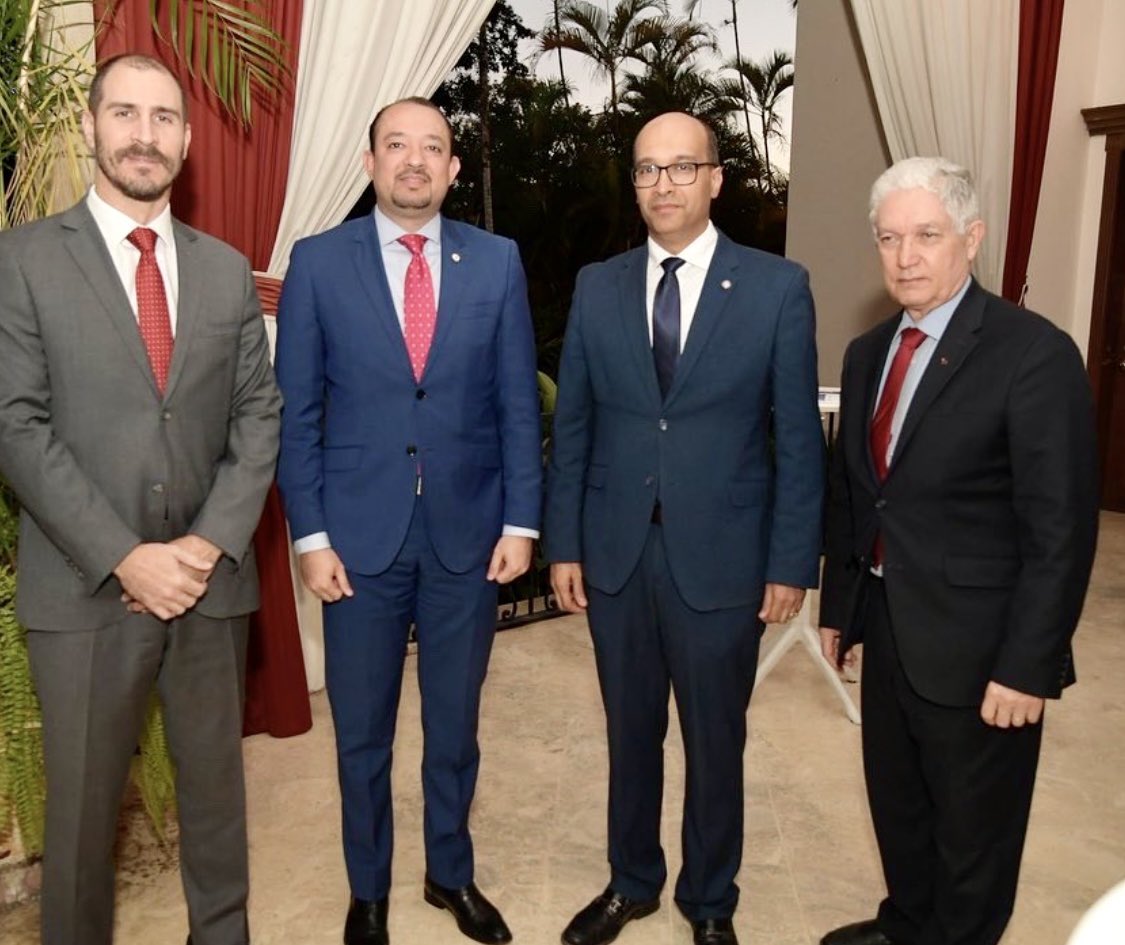ALARCONPOLANCO's tweet photo. Honrado con nuestra incorporación al capítulo dominicano de la @HenriCapitantRD. Gracias a sus directivos, especialmente a su ilustre presidente, el @betosdq y a su excelencia, el embajador de Francia, Eric Fournier, quien nos acogió en la Casa de Francia. https://t.co/mbi6RPX94g