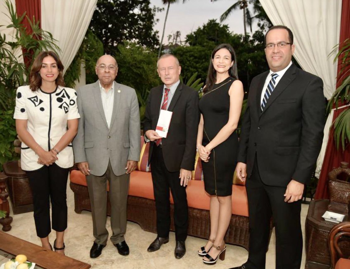 Honrado con nuestra incorporación al capítulo dominicano de la <a href="/HenriCapitantRD/">Asociacion Henri Capitant RD</a>. Gracias a sus directivos, especialmente a su ilustre presidente, el <a href="/betosdq/">Alberto Reyes</a> y a su excelencia, el embajador de Francia, Eric Fournier, quien nos acogió en la Casa de Francia.