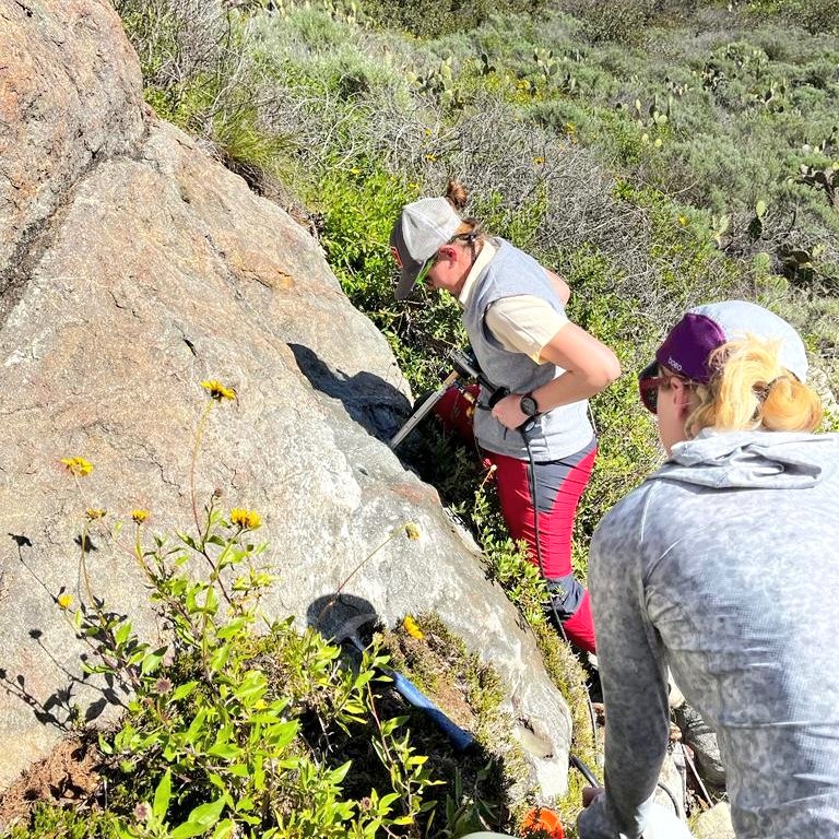 TinySpaceMagnet's tweet photo. ⚠️Danger, geologists at work!⚠️
A busy couple of days sampling and figuring out all thinks subduction, slow slip and serpentinization on Catalina Island. ⚒️🪨 #GMFP
@CailCon @Eirini_Poulaki @peterozoic https://t.co/anSh578lwn