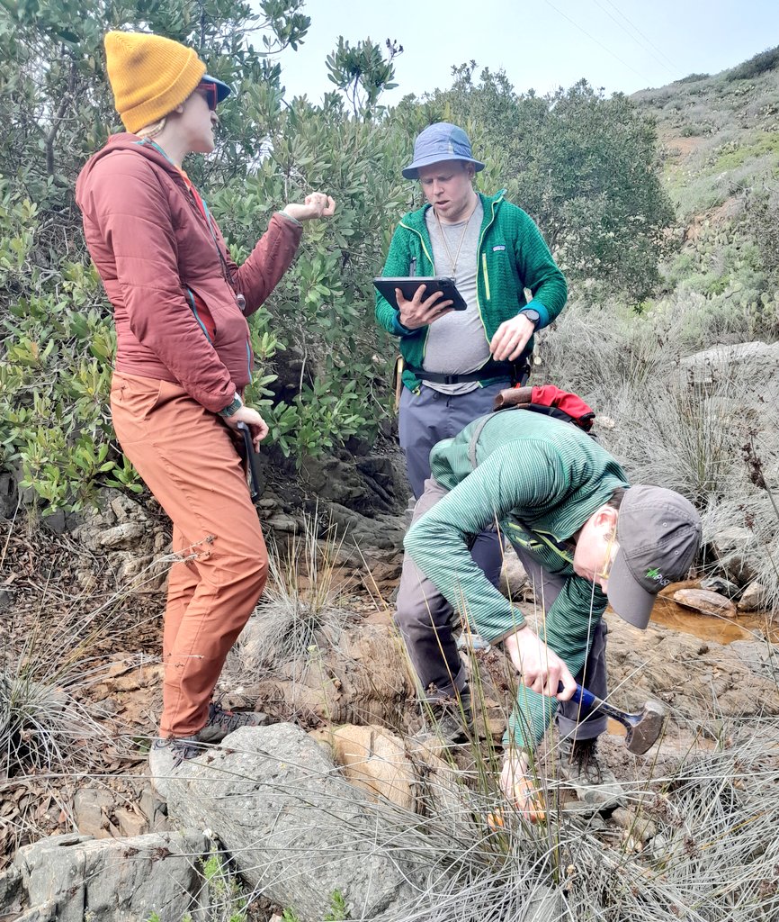 TinySpaceMagnet's tweet photo. ⚠️Danger, geologists at work!⚠️
A busy couple of days sampling and figuring out all thinks subduction, slow slip and serpentinization on Catalina Island. ⚒️🪨 #GMFP
@CailCon @Eirini_Poulaki @peterozoic https://t.co/anSh578lwn