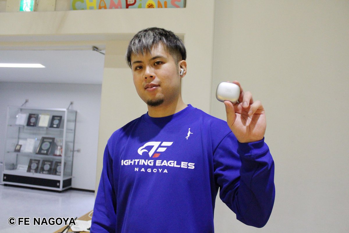 FE_758's tweet photo. 【#石川海斗 選手】
カラーリングがゴールドだったので、ゴージャスな見た目が他のイヤフォンに無くて良かったです💛✨
Bluetoothイヤフォンとしてノイズキャンセルの精度が高くて移動時の機内や車内での雑音が無く、快適に過ごせています🤲
#JBLLIVEPRO2
#FE名古屋 #Bリーグ #SKYHIGH https://t.co/mpYlXxqxuq