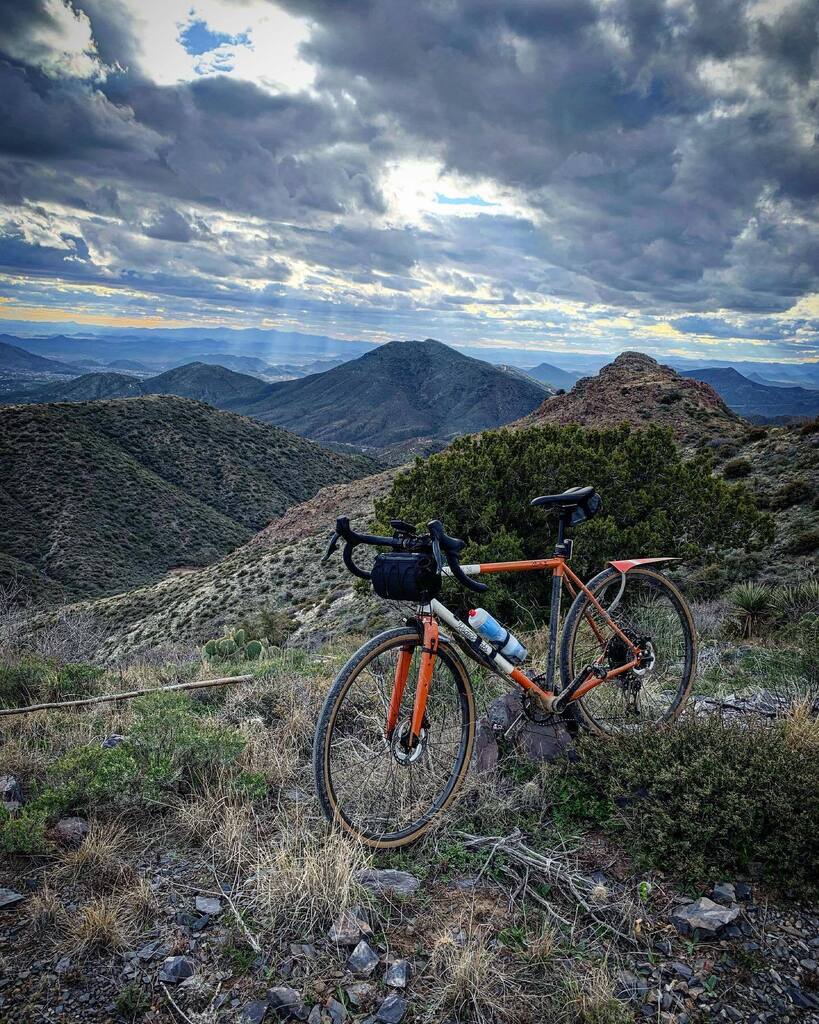 Sometimes being underbiked can be fun and scary at the same time. Thanks @rodeolabs for making such a great bike!
.
.
.
.
.
.
.
#rodeolabs #flaanimal5 #arizona #arizonagravel #carefreearizona #carefreeaz #gravel #gravelbike #gravelbiking #mountains #dese… instagr.am/p/CpOujDDroN3/