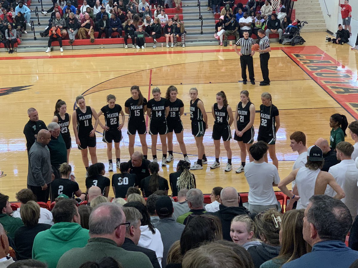 MECC_Counselor2's tweet photo. It certainly didn’t end the way we wanted it to but @MHSGirlsBBall1 should be very proud of themselves. Congratulations on a great season! #MasonComets 💚🏀👏🏻 https://t.co/RiDjHAoK6i