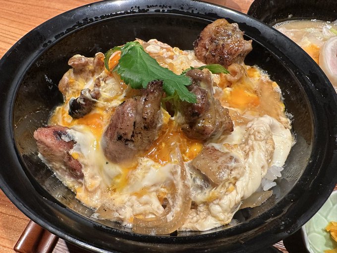 東京駅『式鳥』にてランチ王道膳
眼球手術で傷ついた粘膜をコラーゲン豊富とされる名古屋コーチンで補っていく試みです🐤
うーむやはり名古屋コーチンは肉までゼラチン質豊富で美味い! 