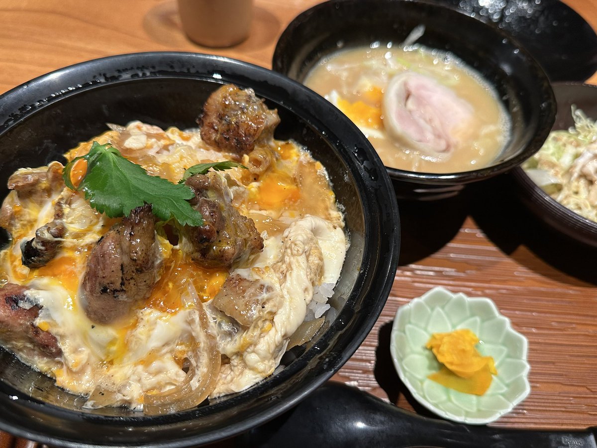 東京駅『式鳥』にてランチ王道膳
眼球手術で傷ついた粘膜をコラーゲン豊富とされる名古屋コーチンで補っていく試みです🐤
うーむやはり名古屋コーチンは肉までゼラチン質豊富で美味い! 