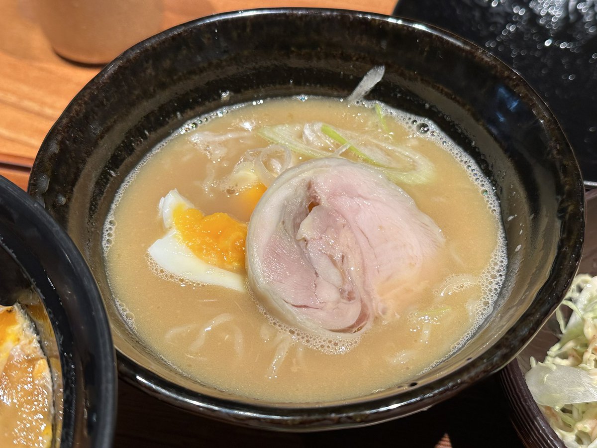 東京駅『式鳥』にてランチ王道膳
眼球手術で傷ついた粘膜をコラーゲン豊富とされる名古屋コーチンで補っていく試みです🐤
うーむやはり名古屋コーチンは肉までゼラチン質豊富で美味い! 