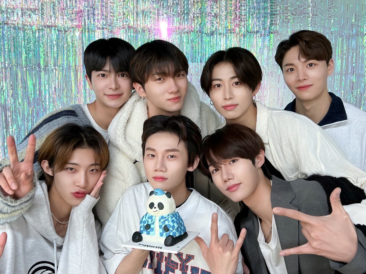 JWiiverofficial's tweet photo. ์ค๋์ ์ฃผ์ธ๊ณต ๋ผ์ค์ธ ๋ฅผ ํฅํ ๋ฉค๋ฒ๋ค์ ๋ง์โค๏ธ
#JWiiver #์ ์ด์๋ฒ #๋ผ์ค์ธ #Raots #HBD https://t.co/za89dwnFWa