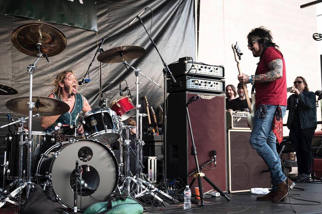 Fun one w #ChevyMetal &amp; #NikkiSixx at the the #LAfoodbank 

#taylorhawkins <a href="/nikkisixxpixx/">mary</a> #leicacamerausa #andrewstuartphotos instagr.am/p/CpOv5oYrh6X/